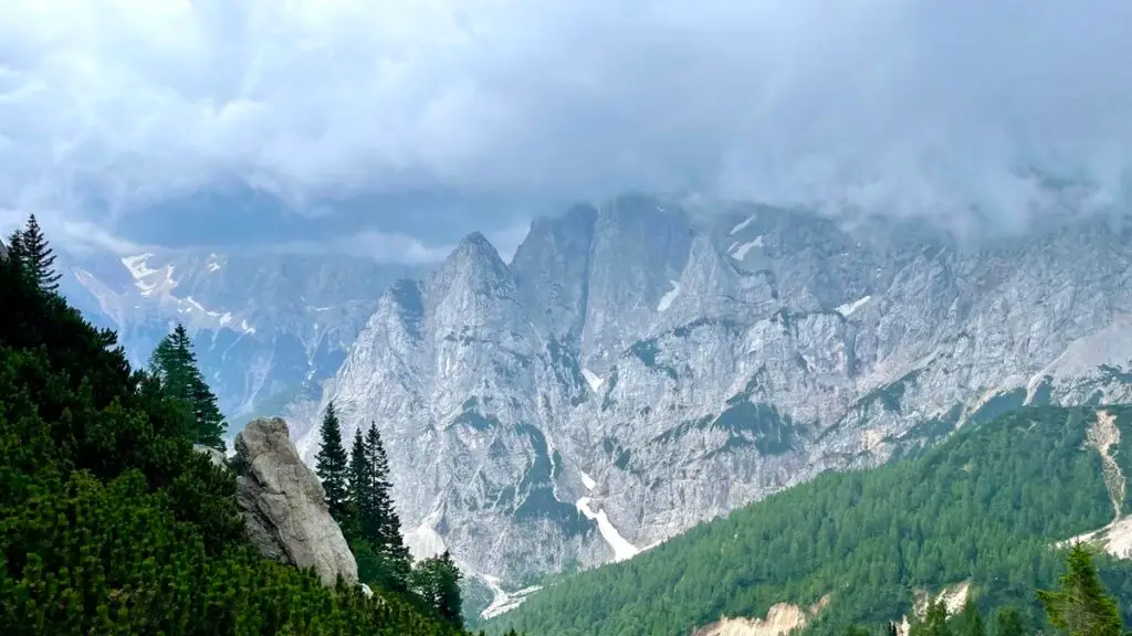 Prachtig uitzicht op de Julische Alpen tijdens het lopen van de Via Alpina