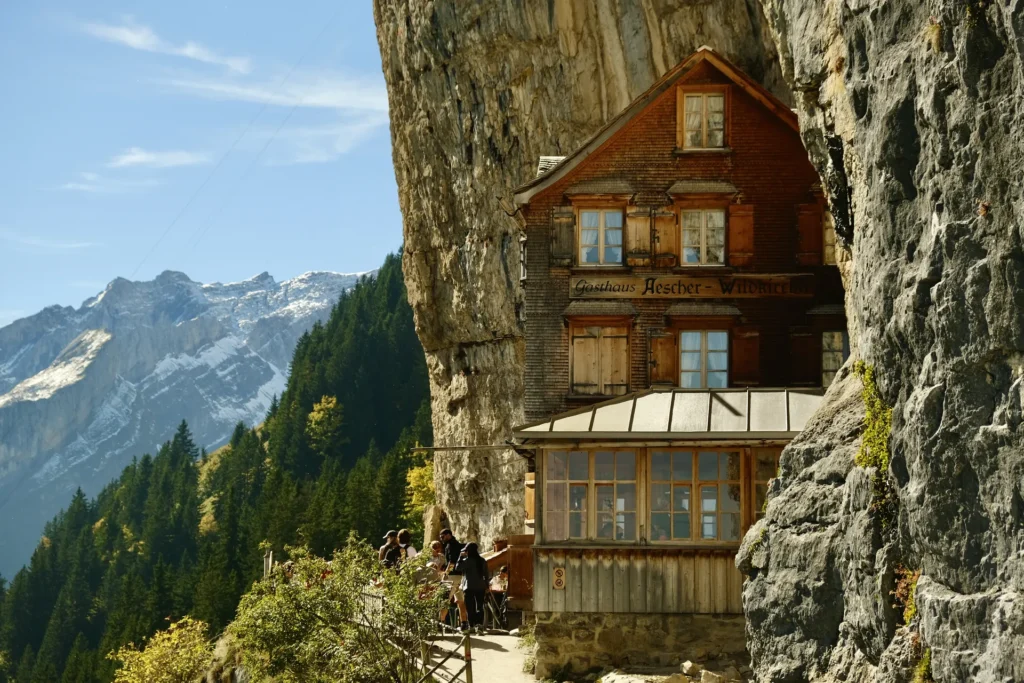 Wandelen naar Berggasthaus Äscher (Wildkirchli) in de Appenzeller Alpen