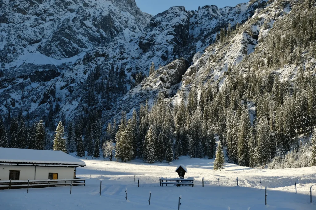 Winterwandelen bij de Rontalboden in het Karwendel in Tirol