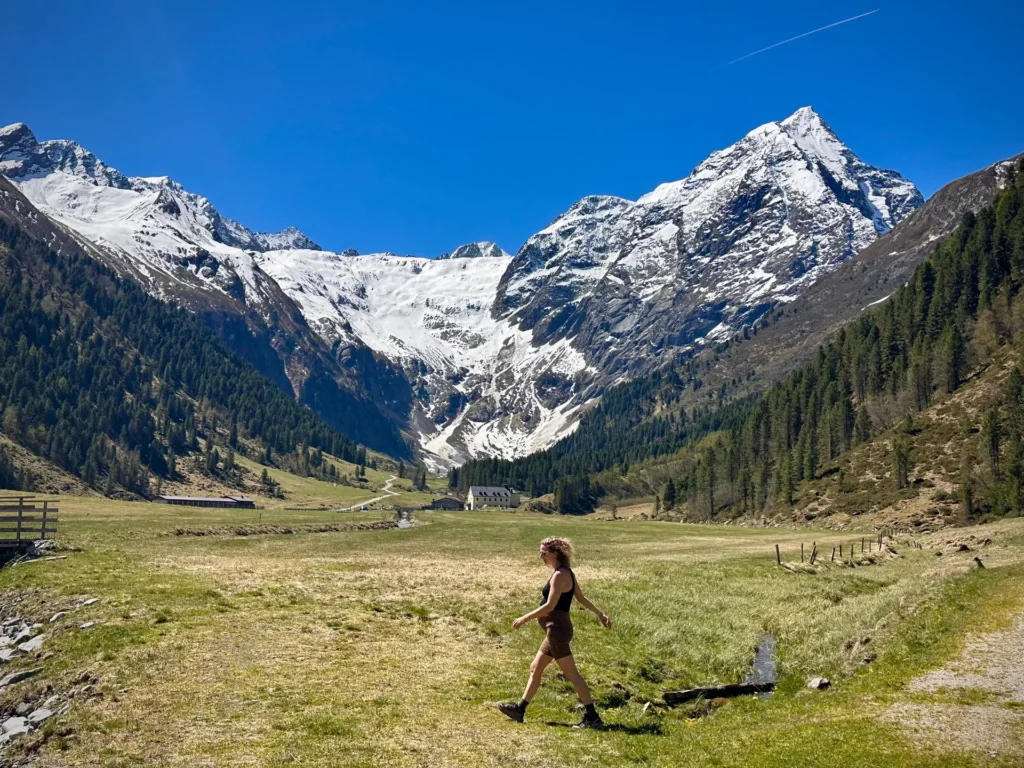 Wandelen met uitzicht op de bergen bij Praxmar in de buurt van Innsbruck