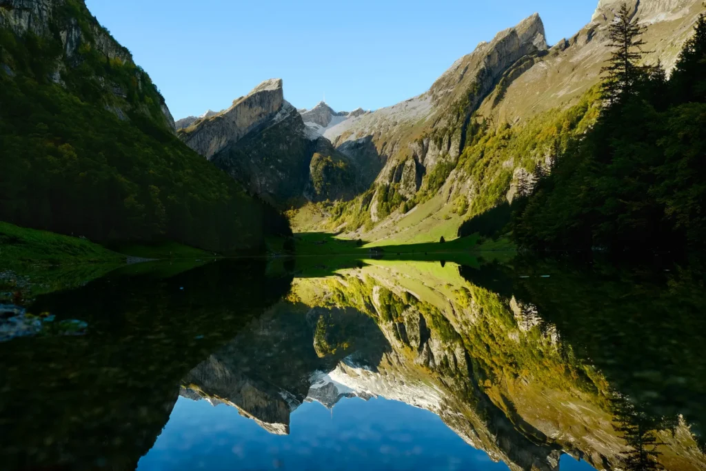 Uitzicht op de Seealpsee in de herfst