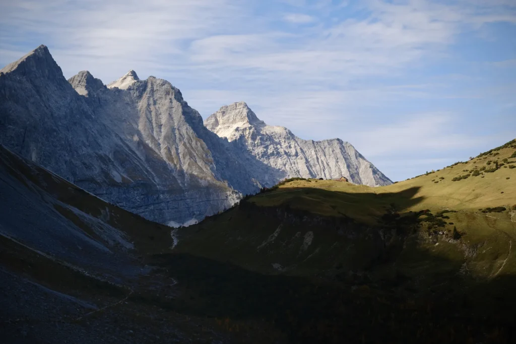 Uitzicht op de Falkenhütte en de Karwendelketen